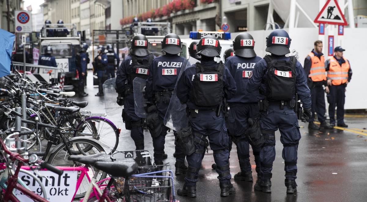Polizisten beobachten die Gegner der Kundgebung "Marsch fuers Laebe", am Samstag, 17. September 2016, in Bern. Der Marsch fuers Laebe gegen Abtreibungen wird regelmaessig von christlich-kons ...