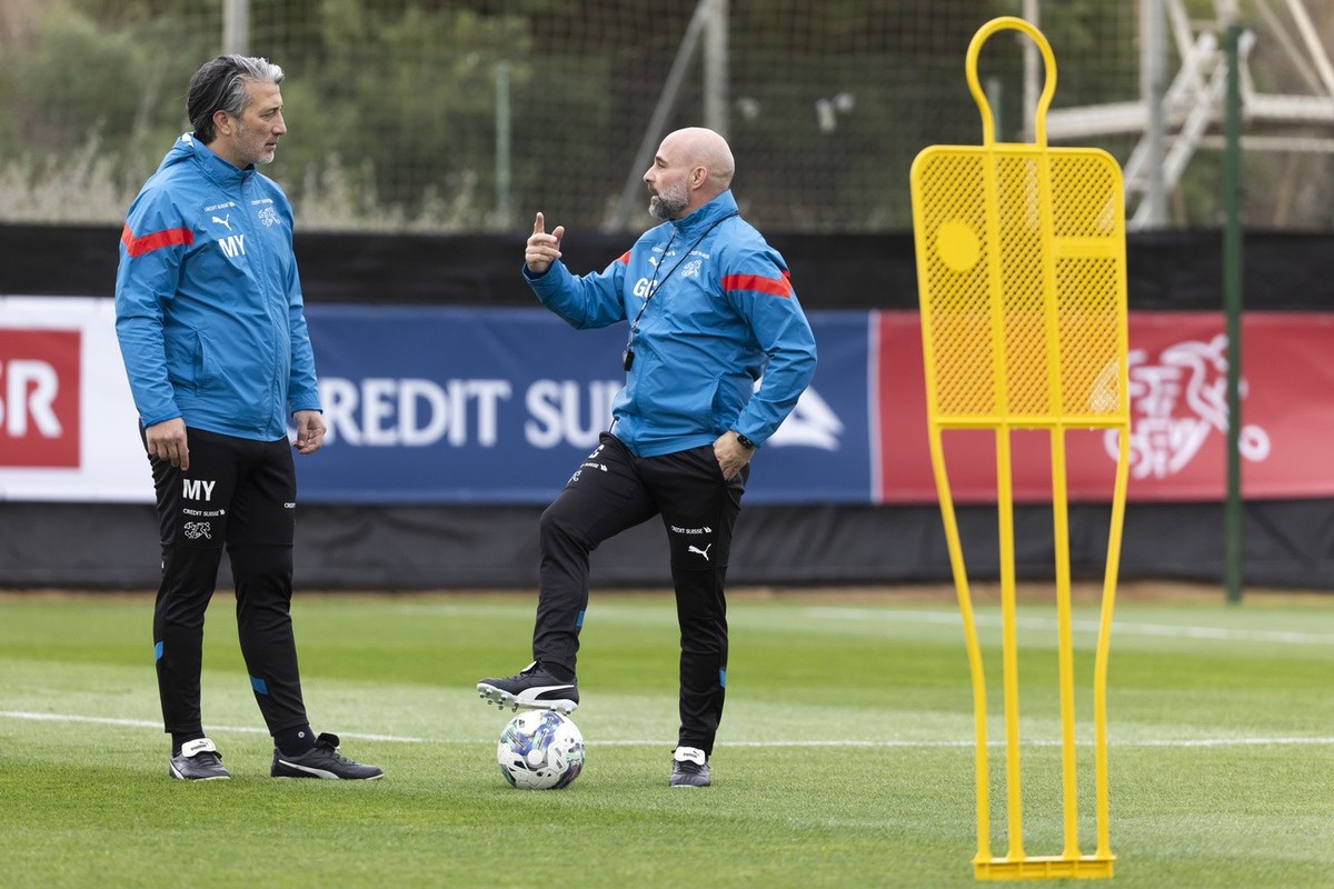 Trainer Murat Yakin, links, diskutiert waehrend einem Training mit Assistenztrainer Giorgio Contini, am Donnerstag, 21. Maerz 2024 in Cartagena, Spanien. Die Schweizer Fussball Nationalmannschaft befi ...