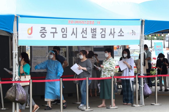 epa09327728 People line up to take COVID-19 testing at a makeshift clinic station in Seoul, South Korea, 07 July 2021. The Korea Disease Control and Prevention Agency (KDCA) said on 07 July that the n ...