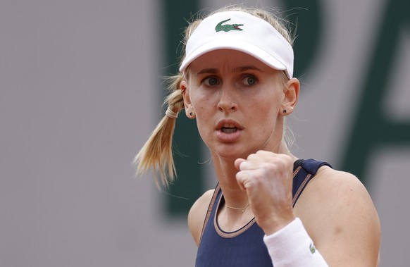 epa09965933 Jil Teichmann of Switzerland plays Bernarda Pera of the USA in their women?s first round match during the French Open tennis tournament at Roland ?Garros in Paris, France, 22 May 2022. EPA ...