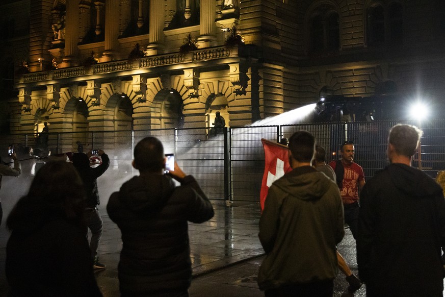 Die Polizei setzt den Wasserwerfer gegen die Demonstranten auf dem Bundesplatz ein, waehrend einer Demonstration gegen die Massnahmen im Zusammenhang mit dem Coronavirus, am Donnerstag, 16. September  ...