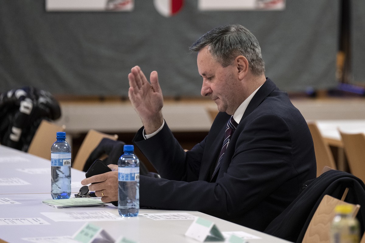 Staenderat Werner Salzmann, begutachtet eine Liste an der SVP-Parteiversammlung des Kantons Bern, am Montag, 16. Januar 2023, in Belp. (KEYSTONE/Peter Schneider)