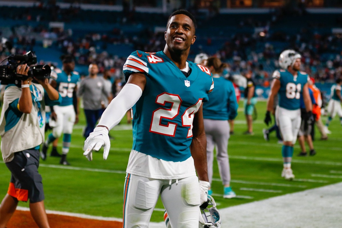 MIAMI GARDENS, FL - JANUARY 09: Miami Dolphins cornerback Byron Jones 24 walks off the field following the game between the New England Patriots and the Miami Dolphins on January 9, 2022 at Hard Rock  ...