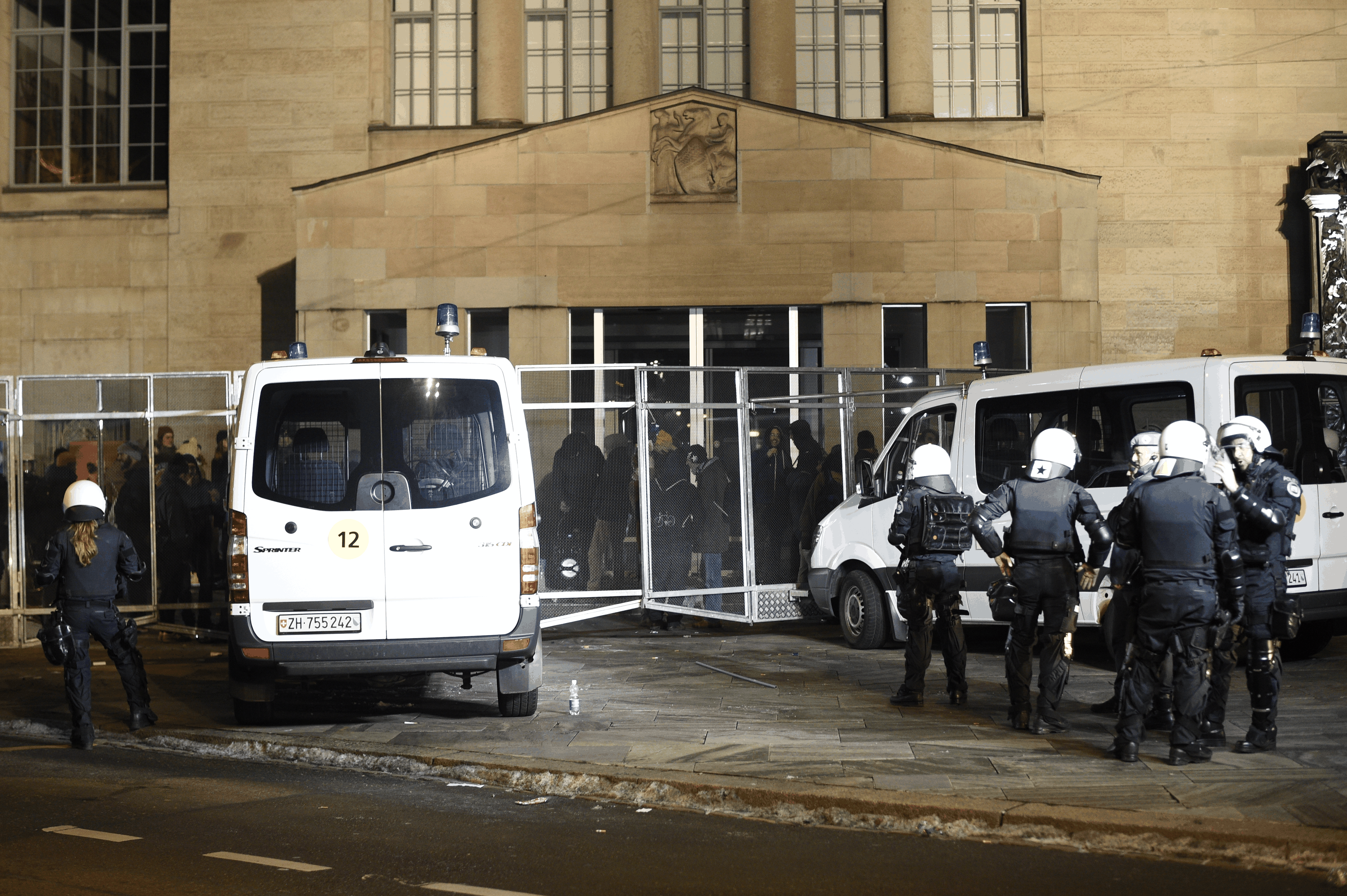 Eine Polizistin und ein Demonstrant wurden verletzt.