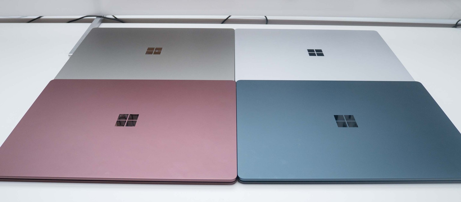 In der Schweiz ist der Surface Laptop in Platingrau erhältlich. Die Modelle in Goldgraphit, Bordeauxrot und Kobaltblau kann man erst vorbestellen.