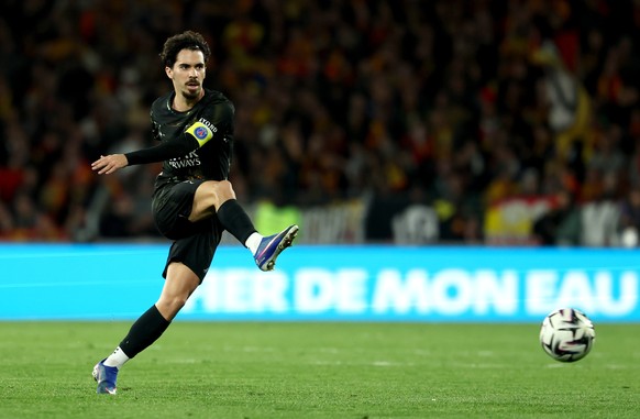epa12954949 Vitinha e PSG në veprim gjatë ndeshjes franceze të futbollit të Ligue 1 midis RC Lens dhe PSG në Lens, Francë, 13 maj 2026 EPA/MOHAMMED BADRA