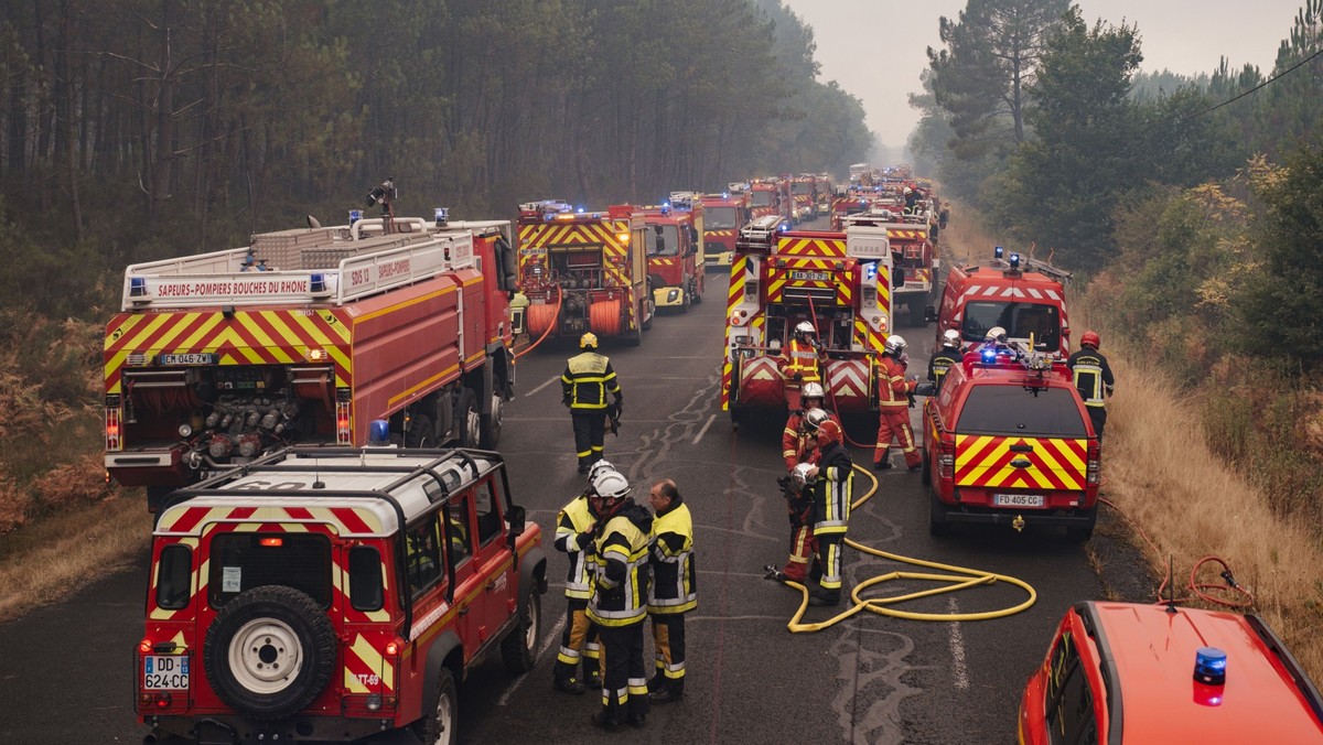 epa13131832 Dozens of firefighters set up their equipment on a support line between the villages of Lacanau and Saint-Helene in the Bordeaux region, southwestern France, 25 July 2026. French Interior  ...