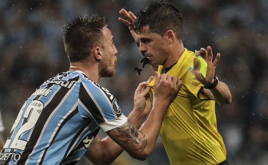epa07132249 Bressan of Gremio discusses with the referee of the meeting Andres Cunha (R) during the second leg of the Copa Libertadores semifinal between Gremio of Brazil and River Plate of Argentina  ...