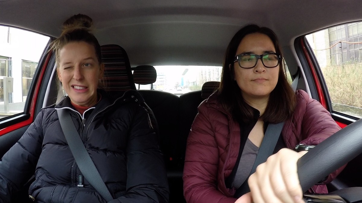 Emily fährt zum ersten Mal ein geschaltetes Auto. Kann das gut gehen?