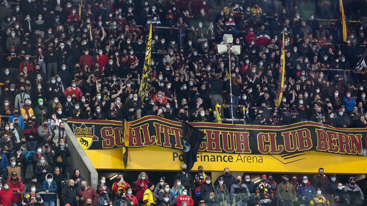 SCB Fans tragen eine Schutzmaske waehrend dem Eishockey Meisterschaftsspiel der National League zwischen dem SC Bern und dem HC Lugano, am Samstag, 4. Dezember 2021 in der PostFinance Arena in Bern. ( ...