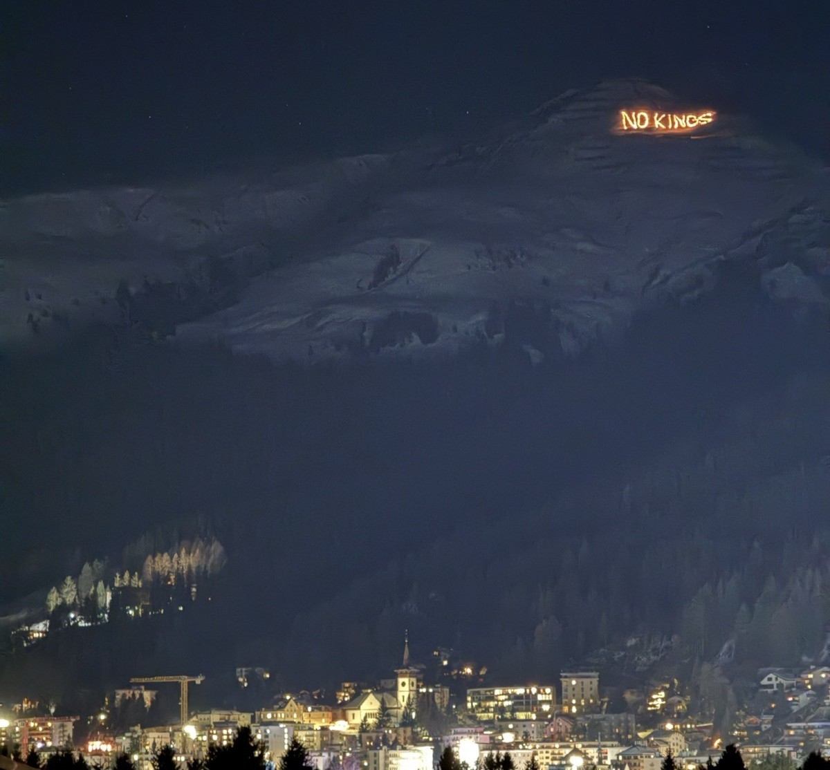 450 Fackeln erleuchten den Nachthimmel über dem WEF in Davos.