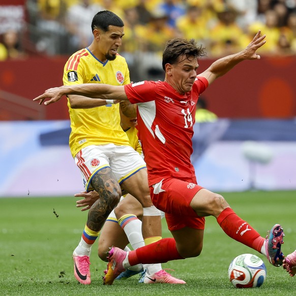 Colombia's Daniel Munoz, left, fights for the ball against Switzerland's Ardon Jashari, middle, and Colombia's Jefferson Lerma, right, during the World Cup round of 16 soccer match betw ...