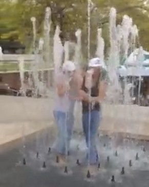 Zwei Facebook-User, die sich einer Herausforderung gestellt haben: Lena und Li hüpften samt Kleidern in den nächsten Brunnen.