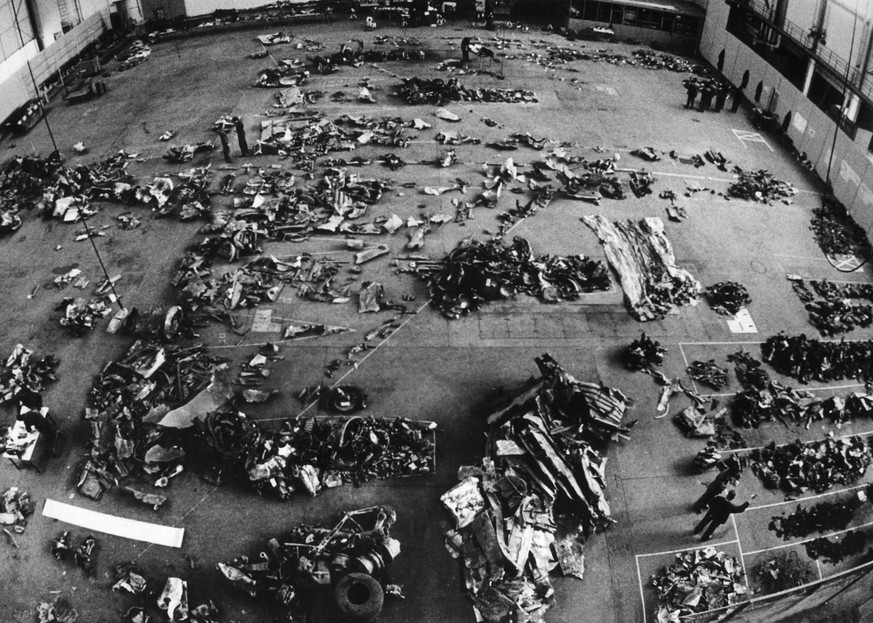 Das Bild zeigt die Trümmer des Flugzeuges in der Swissair-Werft in Kloten.