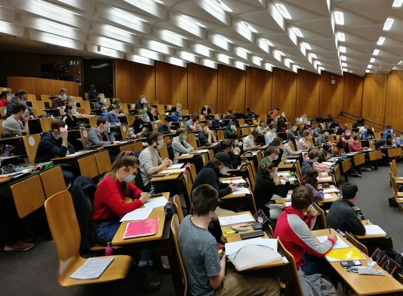 Sessionsprüfung an der ETH am Montag. ETH Zürich, Prüfung, Studierende, Studenten, Studentinnen, Vorlesungssaal, Test, Corona, Sicherheitsabstand