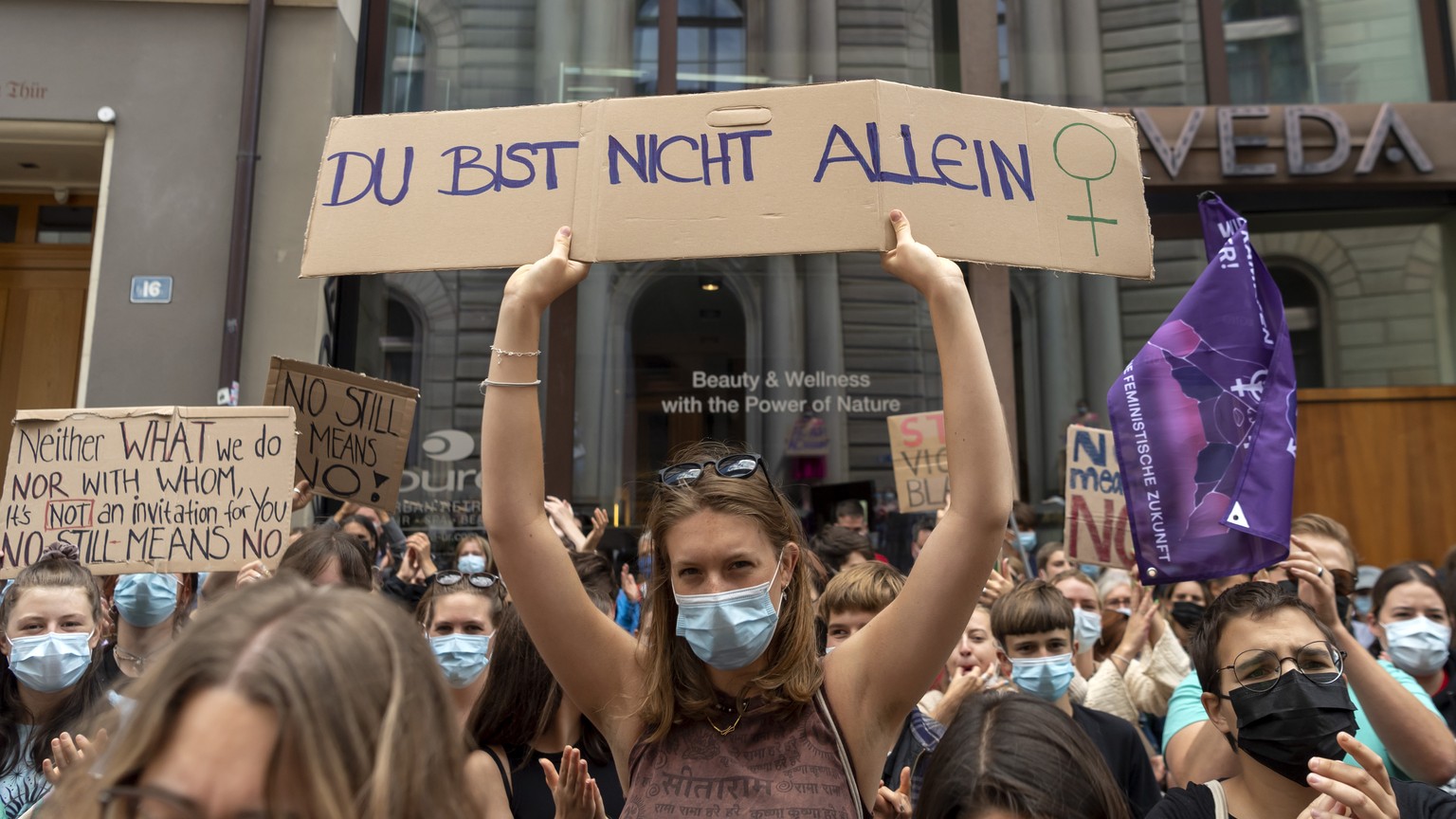 Vor dem Appellationsgericht findet eine Demonstration fuer ein Vergewaltigungsopfer statt, in Basel, am Sonntag, 8. August 2021. Nach dem strafmildernden Urteil in einem Vergewaltigungsfall wurde dazu ...