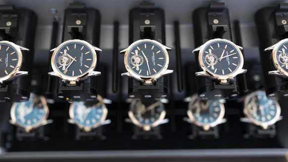 Watches of the Swiss luxury watch brand Raymond Weil on a device intended for a quality test, in Geneva, Switzerland, on October 8, 2018. (KEYSTONE/Gaetan Bally) 

Uhren der Schweizer Luxusuhrenmarke  ...