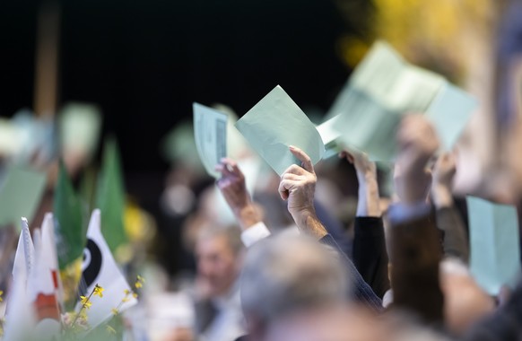 Delegierte stimmen mit ihren Stimmkarten an der Delegiertenversammlung der SVP Schweiz ab, am Samstag, 28. Januar 2023 in Buelach. (KEYSTONE/Michael Buholzer)