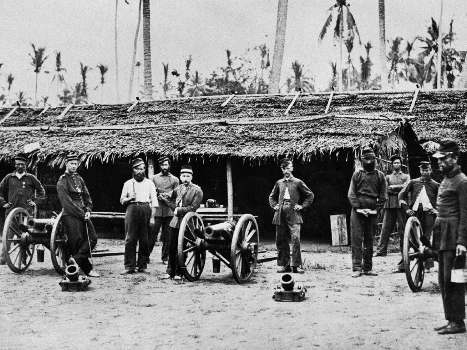 Soldaten der niederländischen Kolonialarmee während des Acehkrieges (1873-1912) im Nordosten Sumatras, an dem auch viele Schweizer beteiligt waren.
https://commons.wikimedia.org/wiki/File:COLLECTIE_TR ...