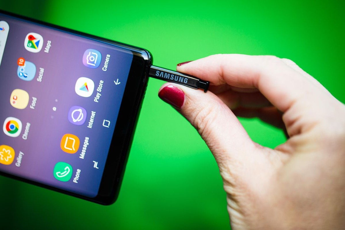 Der S Pen lässt sich im Handy verstauen.