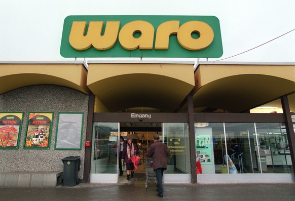 Logo und Fassade des Waro Hypermarche&#039; in Wil, aufgenommen im Februar 1999. (KEYSTONE/Walter Bieri)