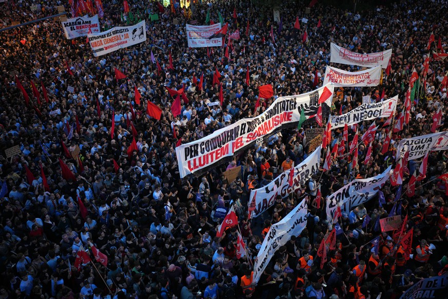 Tens of thousands march protesting the housing situation in Spain, just hours after Prime Minister Pedro Sánchez announced an early general election, in Barcelona, Spain, Monday, Oct. 5, 2026. (AP Pho ...