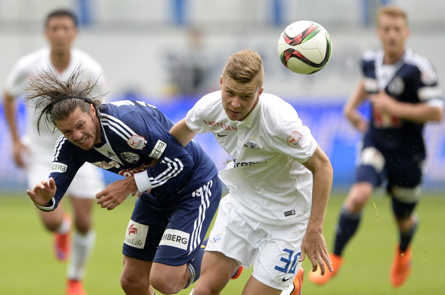 ARCHIV --- ZUM WECHSEL VON NICO ELVEDI ZU GLADBACH STELLEN WIR IHNEN FOLGENDES BILD ZUR VERFUEGUNG --- Der Luzerner Adrian Winter, links, im Spiel gegen Nico Elvedi, Mitte, von Zuerich beim Fussball M ...