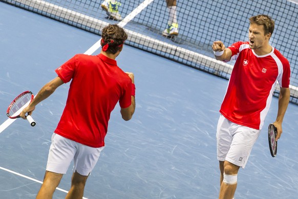 Genf, 19.09.2015, Tennis Davis Cup, Schweiz - Holland, Roger Federer (L) und Marco Chiudinelli (SUI, R) jubeln (Pascal Muller/EQ Images)