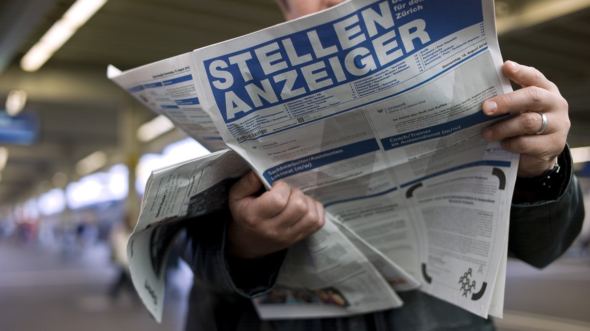 ARCHIV - ZUR GESTIEGENEN ARBEITSLOSENQUOTE STELLEN WIR IHNEN DIESES ARCHIVBILD ZUR VERFUEGUNG - Ein Arbeitsloser liest am 20. August 2010 am Hauptbahnhof in Zuerich den Stellenanzeiger. (KEYSTONE/Mart ...