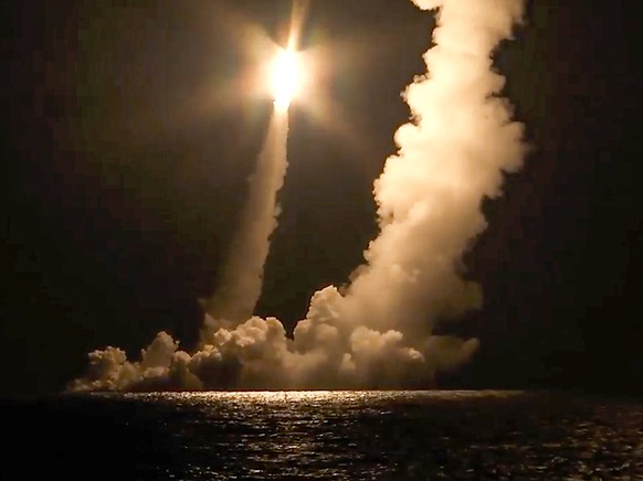 Eine Interkontinentalrakete, die vom russischen Atom-U-Boot K-551 abgefeuert wurde.
