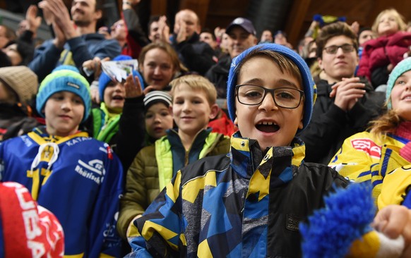 Davos fans during the game between Switzerlands HC Davos and Avtomobilist Yekaterinburg at the 90th Spengler Cup ice hockey tournament in Davos, Switzerland, Thursday, December 29, 2016. (KEYSTONE/Mel ...