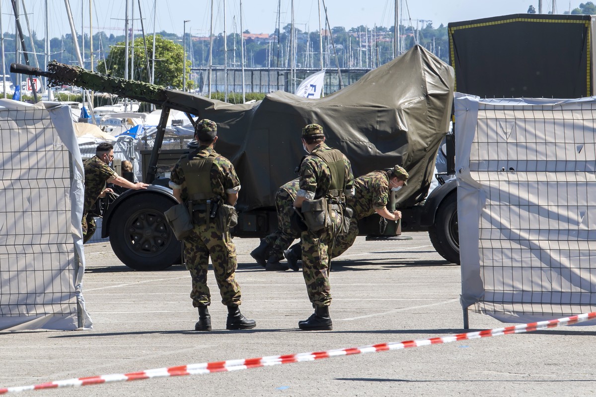 epa09270064 A 63/12 anti-aircraft cannon of the Swiss Army on the bank of the Geneva lake near the Villa La Grange in Geneva, Switzerland, 14 June 2021. The 'Villa La Grange' is the venue fo ...