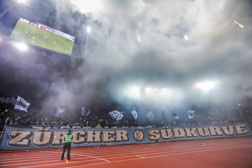 Die Zuercher Suedkurve zuendet Rauchpetarden im Super League Fussballspiel zwischen dem FC Zuerich und dem FC Sion im Letzigrund am Donnerstag 10. August 2017 in Zuerich. (KEYSTONE/Christian Merz)