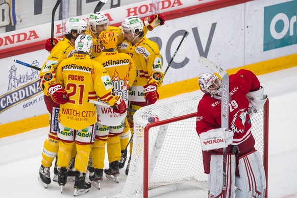 Joie des joueurs biennois apres le deuxieme but marque par l&#039;attaquant biennois Marc-Antoine Pouliot, a cote de la deception du gardien lausannois Luca Bolthauser, droite, lors de la rencontre du ...