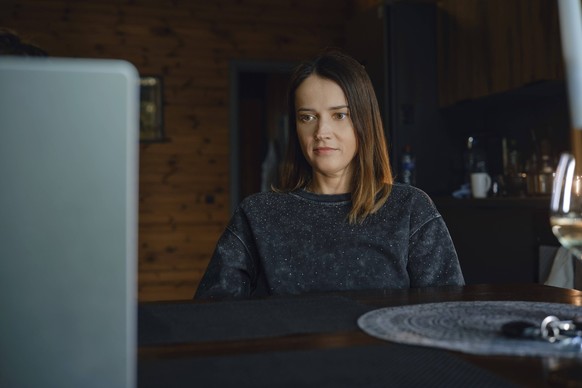 Frau zuhause vor dem Computer/Laptop. (Symbolbild)