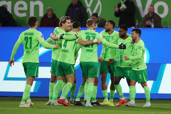 VfL vs. Berlin, 1. BL Wolfsburg, 23.11.2024, FU�BALL - VfL Wolfsburg vs. FC Union Berlin, 1. BL, Saison 2024/25. Ridle Baku VfL Wolfsburg jubelt mit Mannschaftskollegen nach seinem Tor zum 1:0 Wolfsbu ...