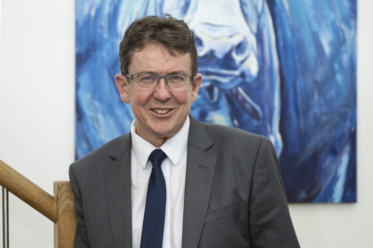 Albert Roesti, Nationalrat und Bundesratskandidat, SVP-BE, posiert in seinem Buero, am Donnerstag, 24. November 2022, in Uetendorf. Roesti bewirbt sich mit Alt Nationalrat Vaelntin Vogt, SVP-ZH, um de ...
