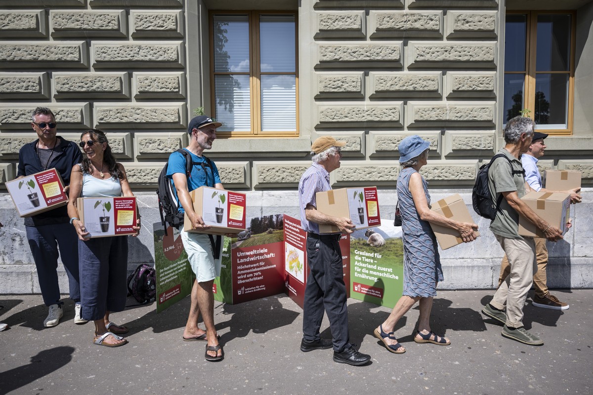 Aktivistinnen und Aktivisten fuer die Initiative "Fuer eine sichere Ernaehrung" tragen die Kisten mit Unterschriften an eine Eidgenoessische Volksinitiative "Fuer eine sichere Ernaehrun ...