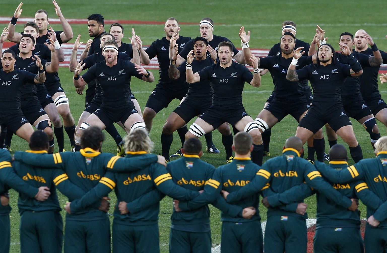 epa04860304 The All Blacks perform the Haka dance facing the Springboks ahead of the rugby test match between South Africa and New Zealand at Emirates Airlines Park in Johannesburg, South Africa 25 Ju ...