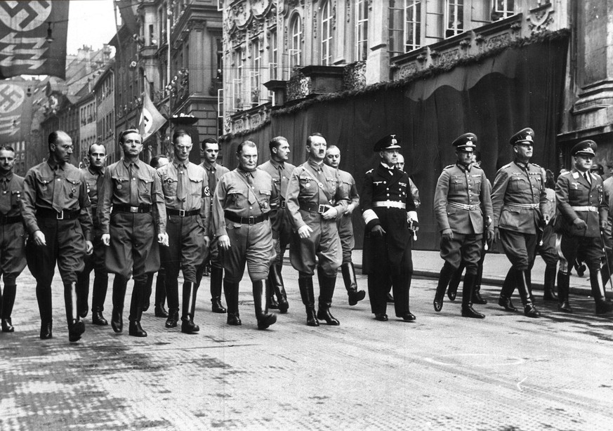 1938: Hitler, in der Mitte, zusammen mit Göring, zu seiner Rechten, und anderen Nazi-Kommandanten bei einem Marsch durch München.