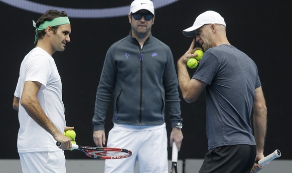 Was lassen sie sich einfallen? Federer mit Seve Lüthi und Ivan Ljubicic auf dem Trainingsplatz.