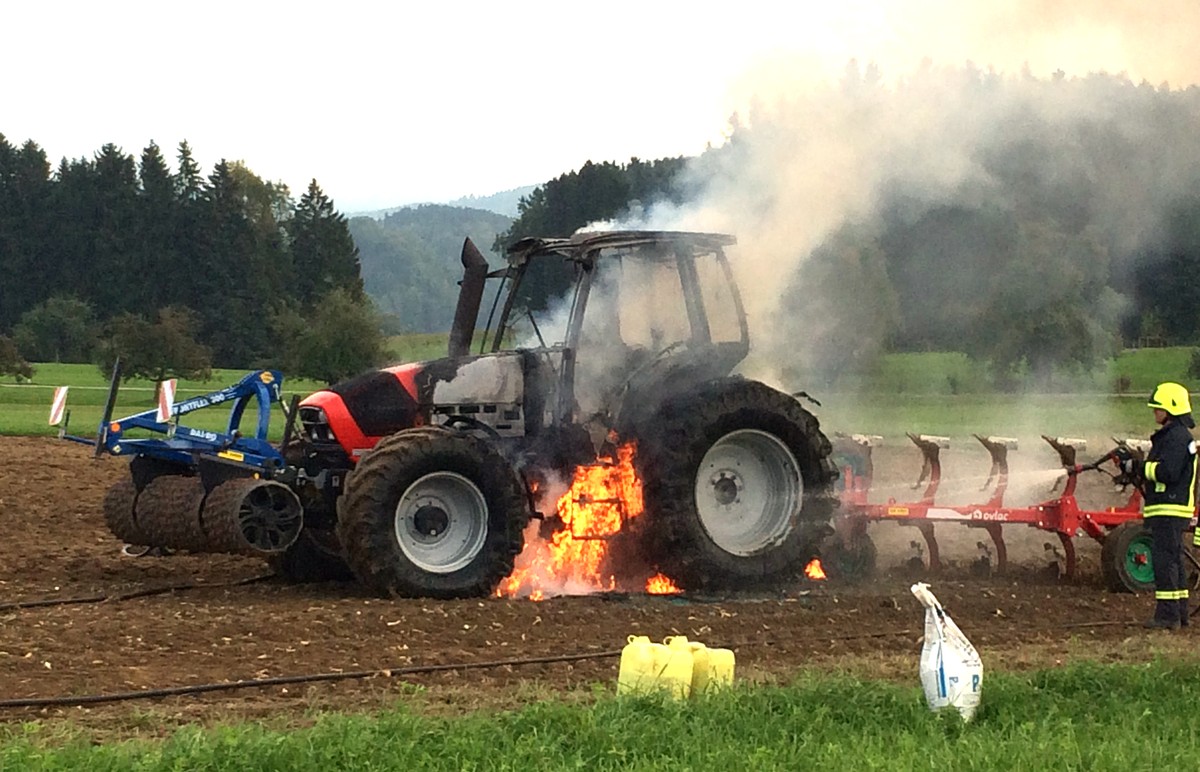 Sitterdorf TG, 10. Oktober 2016, 15:40 Uhr: Ein 39-Jähriger pflügte sein Feld, als der Motor des Traktor plötzlich ausging und zu rauchen begann. Der Fahrer konnte rechtzeitig aussteigen, wenig später ...