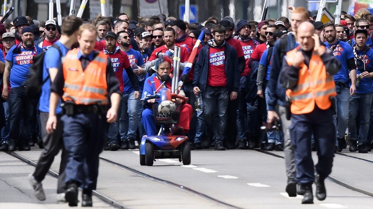 Fanmarsch der FC Basel Fans anlaesslich des Cup-Finals zwischen dem FC Thun und dem FC Basel, am Sonntag, 19. Mai 2019, in Bern. (KEYSTONE/Stringer)