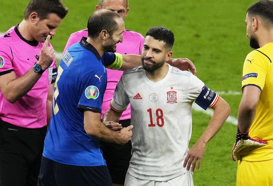 epa09327238 Giorgio Chiellini (L) of Italy shakes hands with Jordi Alba of Spain before the start of the penalty shoot-out of the UEFA EURO 2020 semi final between Italy and Spain in London, Britain,  ...