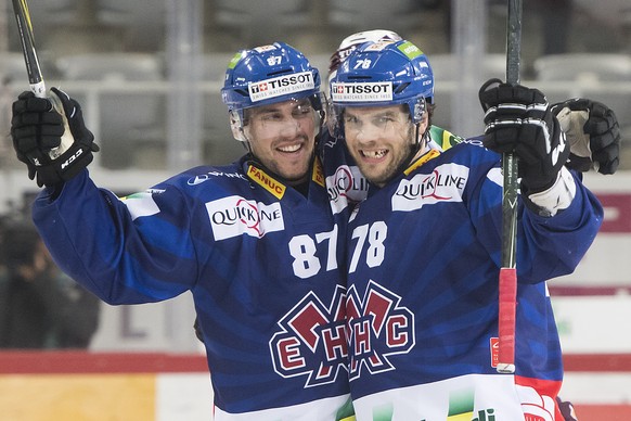 Biels Marco Pedretti, links, und Biels Marc-Antoine Pouliot, rechts, jubeln nach dem Tor (3-1) beim Eishockey Meisterschaftsspiel der National League A zwischen dem HC Biel und dem Geneve-Servette HC, ...