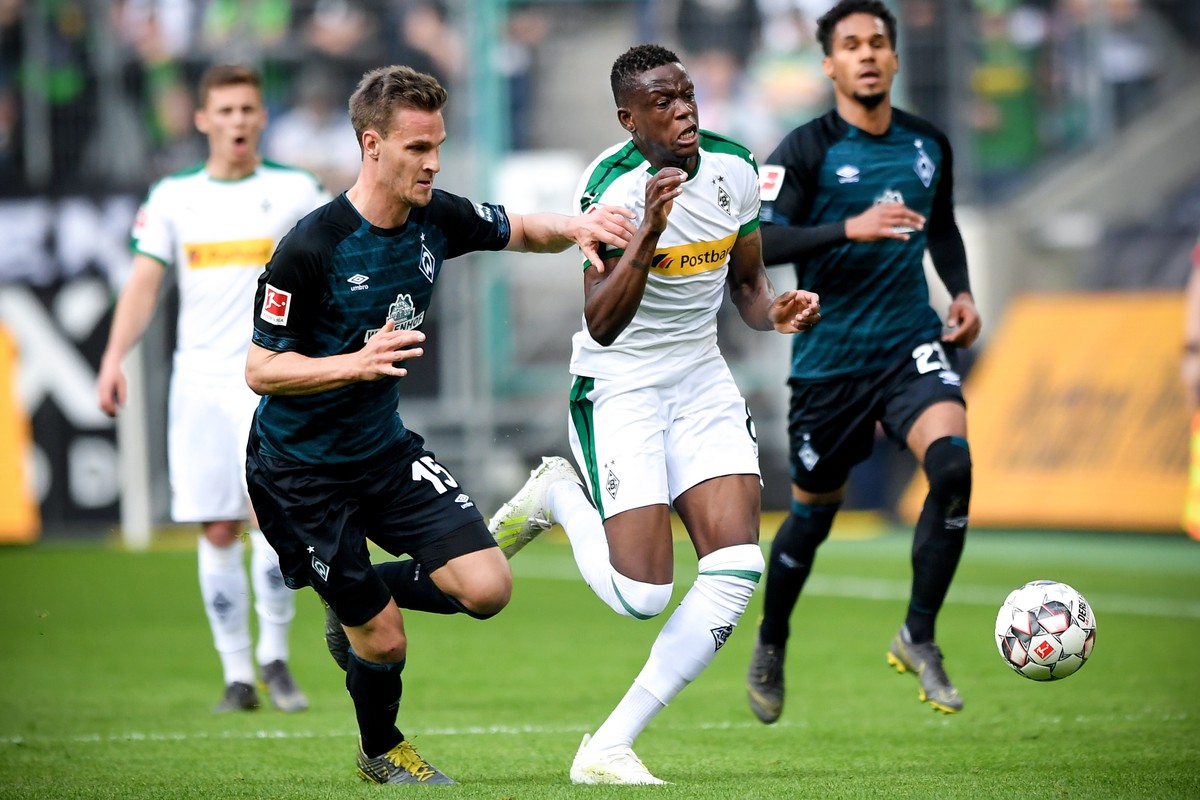 epa07490576 Bremen's Sebastian Langkamp (L) in action against Moenchengladbach's Denis Zakaria (R) during the German Bundesliga soccer match between Borussia Moenchengladbach and Werder Brem ...