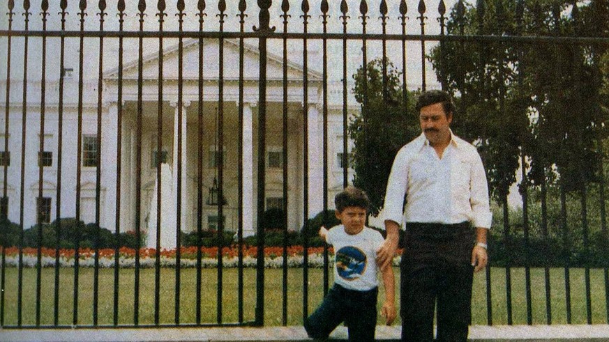 Der kolumbianische Drogenboss Pablo Escobar posiert in den 80er Jahren mit seinem Sohn vor dem weissen Haus.