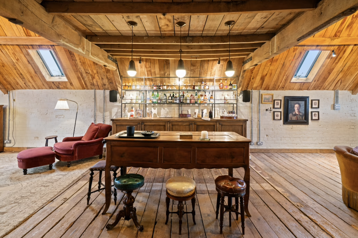 La grange de réception comprend un pub, un garage chauffé pour cinq voitures et une kitchenette.