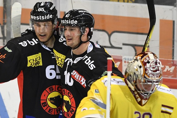 Berns Tristan Scherwey, rechts, und Ramon Untersander, links, feiern neben Genfs Torhueter Robert Mayer den Treffer zum 3:0, im Eishockey National League A Spiel zwischen dem SC Bern und Geneve-Servet ...