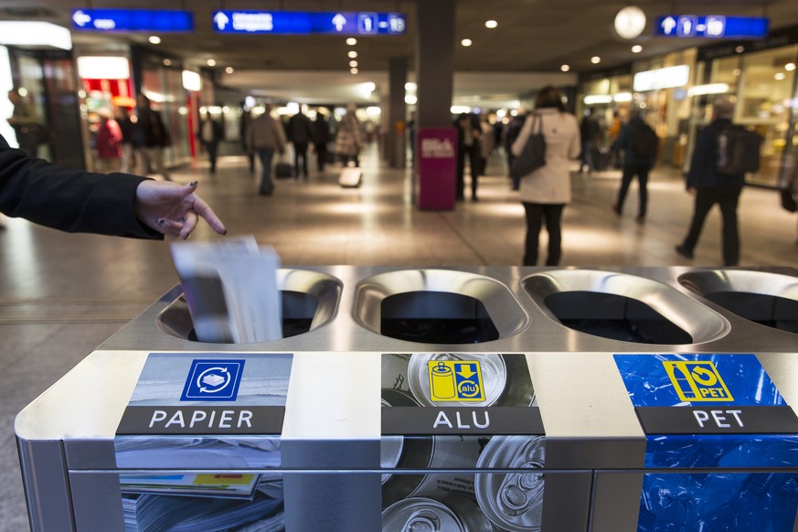 ZUR BILANZ DER SBB ZUR ABFALLTRENNUNG IN DEN BAHNHOEFEN STELLEN WIR IHNEN AM DIENSTAG, 20. OKTOBER 2015, FOLGENDES ARCHIVBILD ZUR VERFUEGUNG  Ein Frau wirft eine Zeitung in die neue Recycling-Station ...